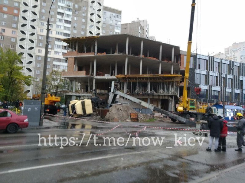 В Киеве строительный кран упал на проезжую часть и припаркованные авто: движение перекрыто 6