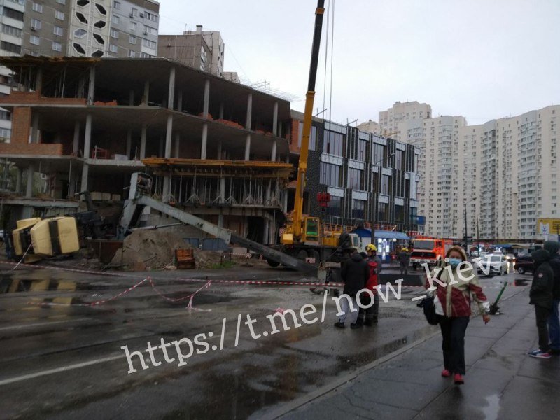 В Киеве строительный кран упал на проезжую часть и припаркованные авто: движение перекрыто 7