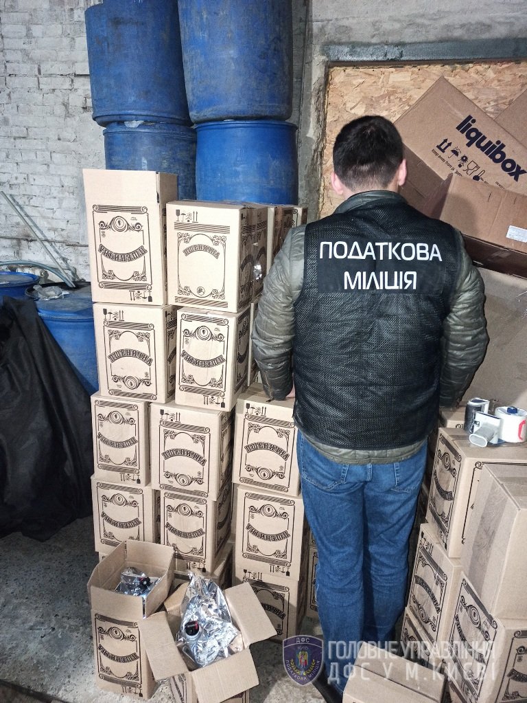 В Киеве накрыли подпольный цех, где выгнали и разлили по баклажкам более 2 тонн спирта 3