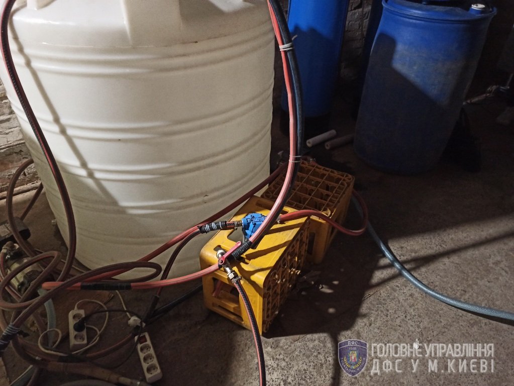 В Киеве накрыли подпольный цех, где выгнали и разлили по баклажкам более 2 тонн спирта 4