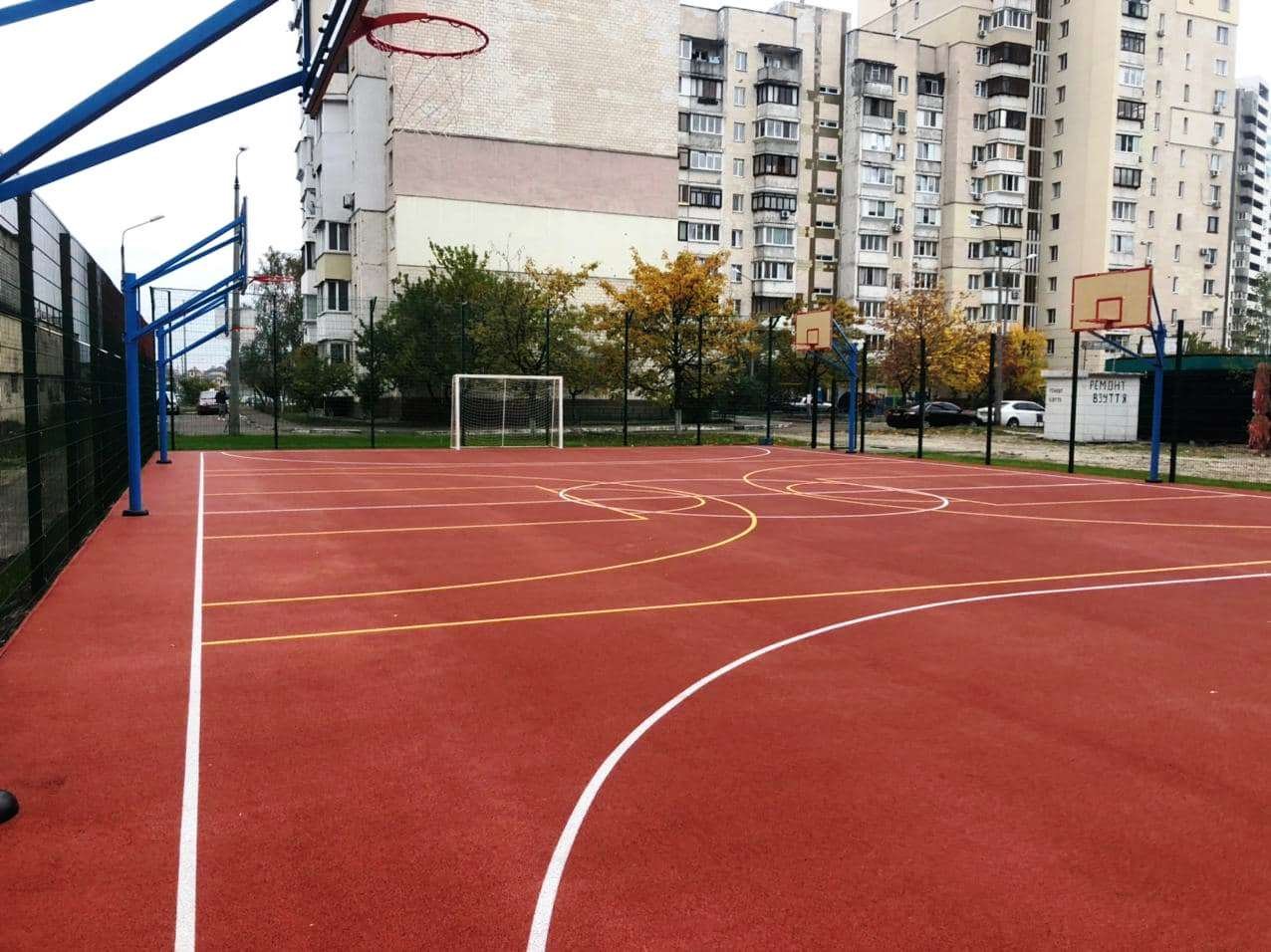 Где в Киеве открыли новую спортивную площадку для игры в футбол и баскетбол 1