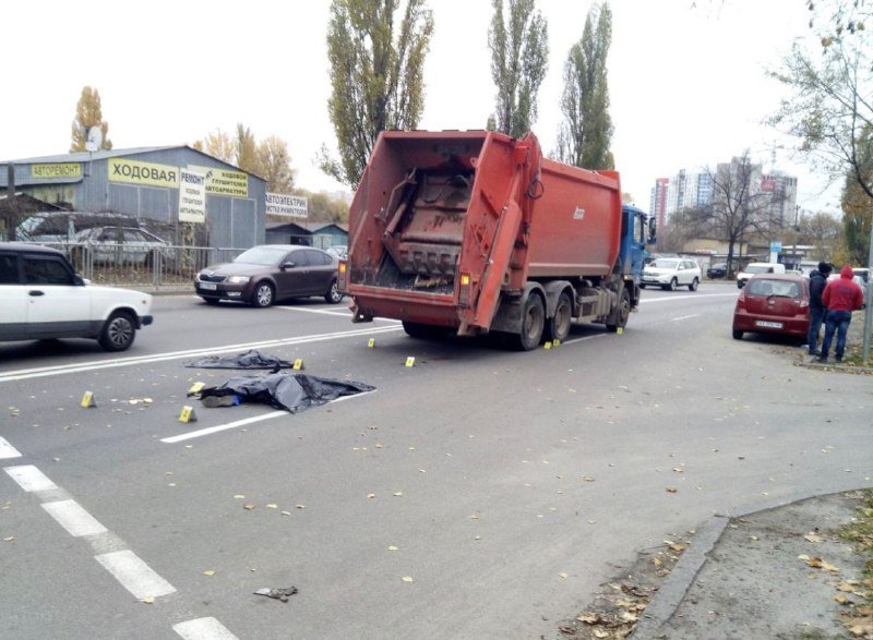 В Киеве мусоровоз насмерть раздавил мужчину посреди дороги 1