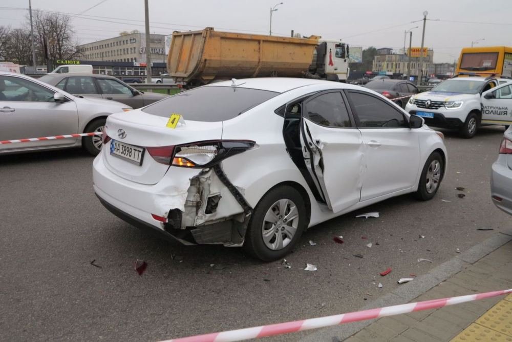 В Киеве на Кольцевой водитель Uber влетел в остановку с пассажирами: погибли люди 1