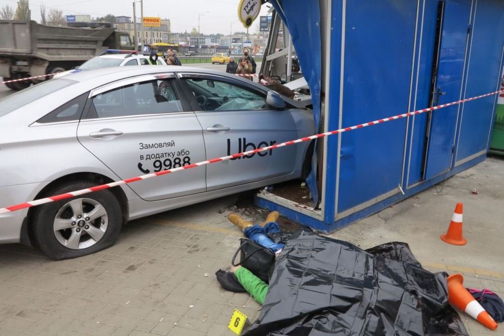 В Киеве на Кольцевой водитель Uber влетел в остановку с пассажирами: погибли люди 2