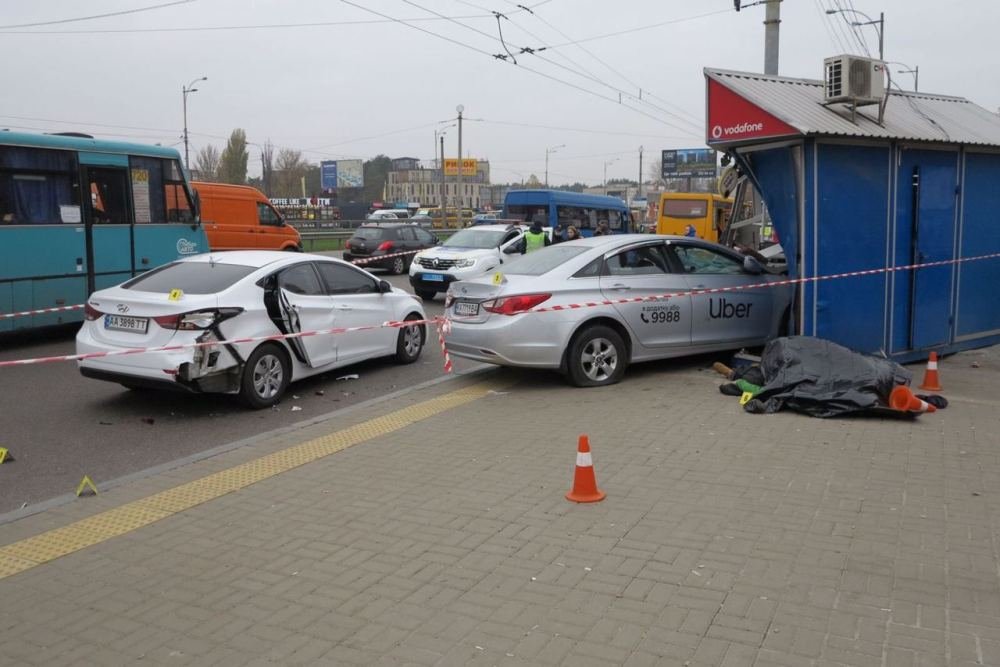 В Киеве на Кольцевой водитель Uber влетел в остановку с пассажирами: погибли люди 3