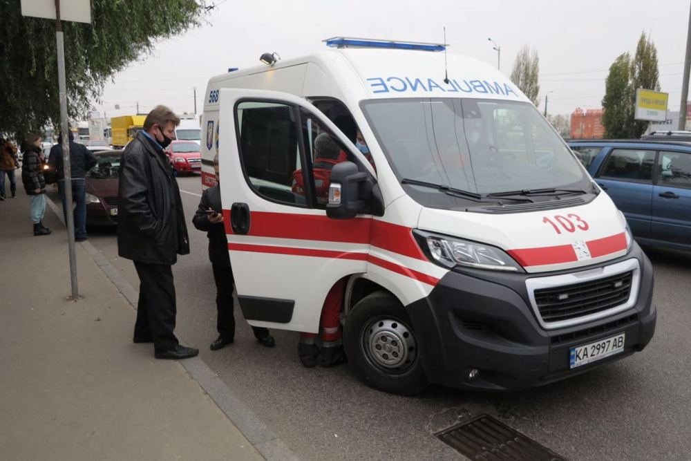 В Киеве на Кольцевой водитель Uber влетел в остановку с пассажирами: погибли люди 4