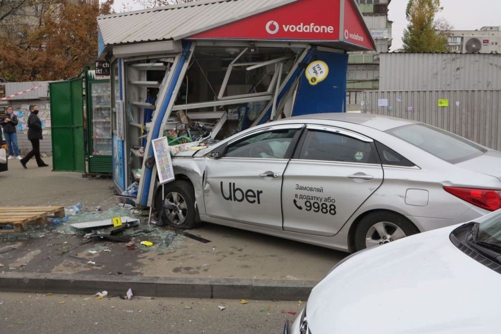 В Киеве на Кольцевой водитель Uber влетел в остановку с пассажирами: погибли люди 5