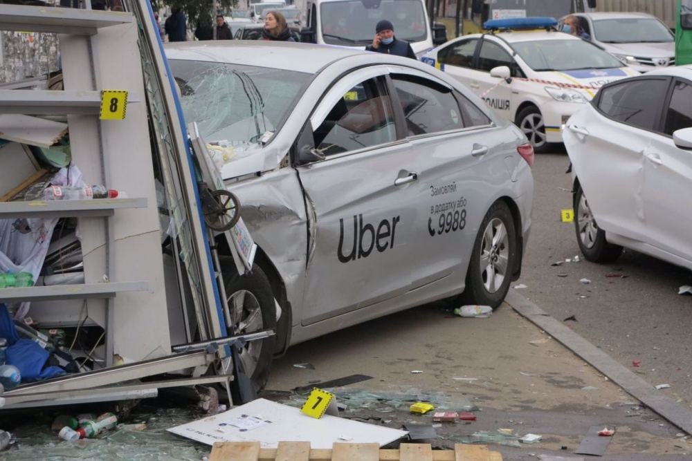 В Киеве на Кольцевой водитель Uber влетел в остановку с пассажирами: погибли люди 6