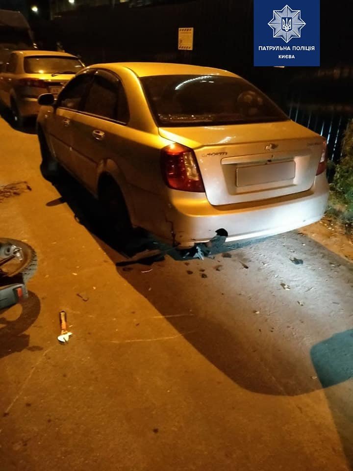 В Киеве грабитель-неудачник на мотоцикле вырвал на ходу сумку у женщины и во время побега влетел в припаркованный автомобиль 1