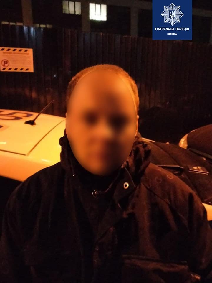 В Киеве грабитель-неудачник на мотоцикле вырвал на ходу сумку у женщины и во время побега влетел в припаркованный автомобиль 2