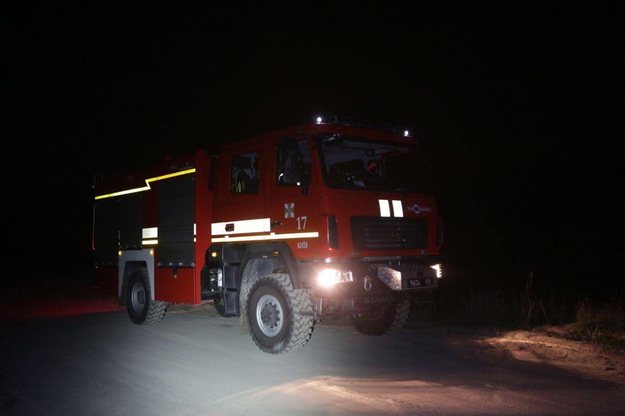 В Киеве в пятницу 13-го на Днепре загорелась 20-метровая яхта 3