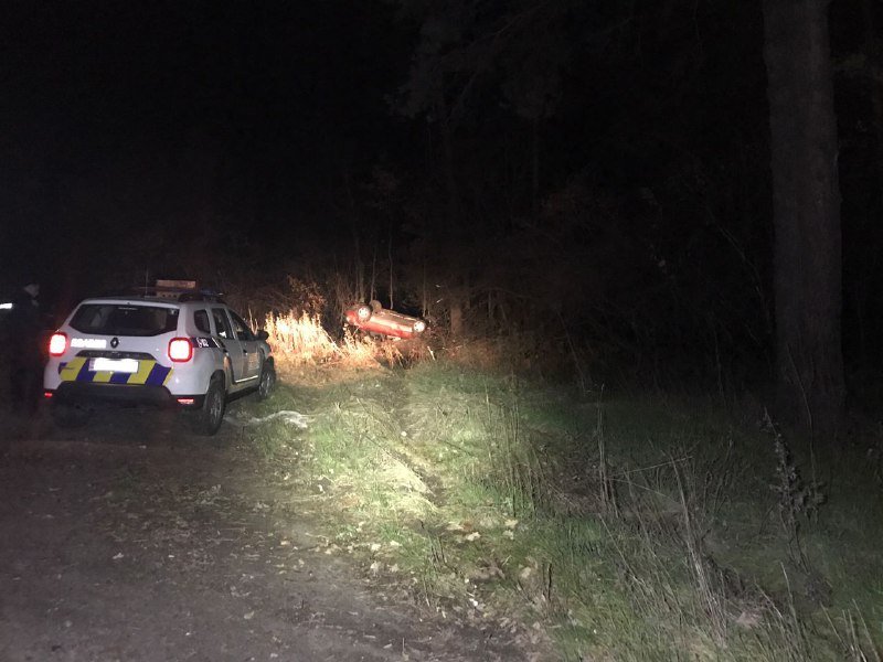 В Киеве на Гостомельском шоссе Audi вылетела в кювет и певеренулась 1