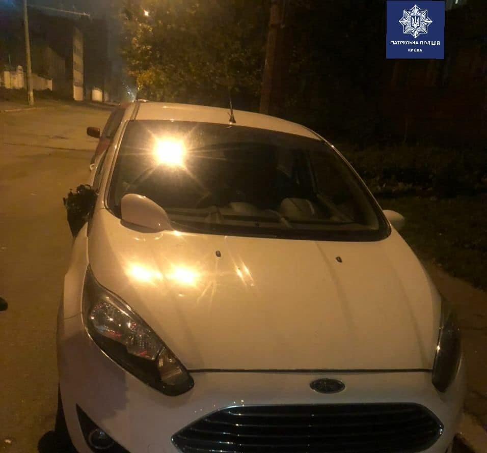 В Киеве хулиганы громили на припаркованных автомобилях зеркала 1