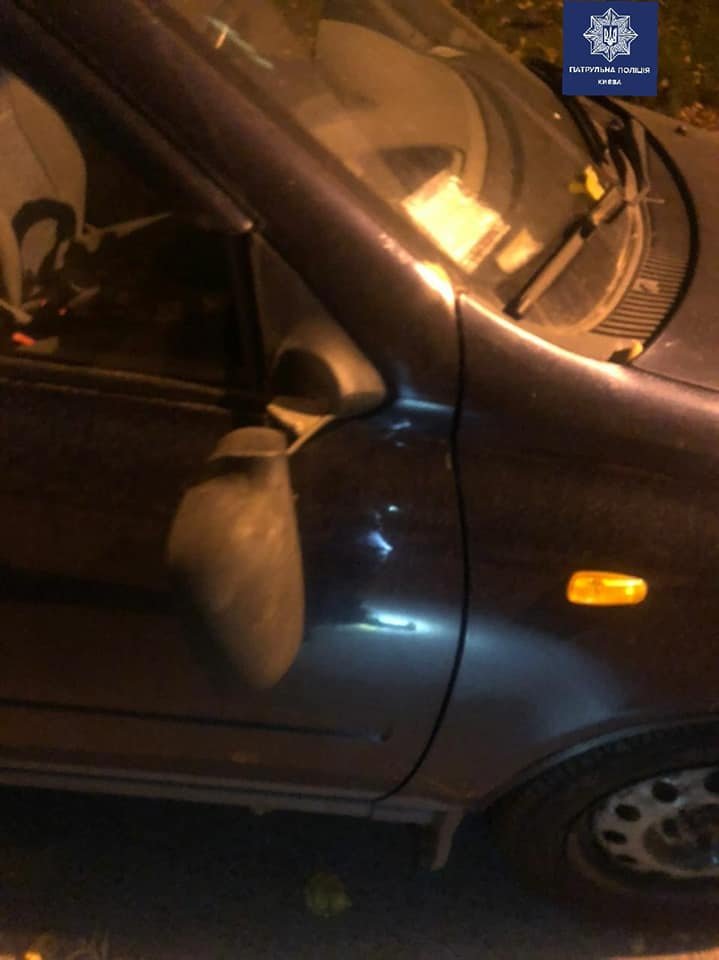 В Киеве хулиганы громили на припаркованных автомобилях зеркала 2