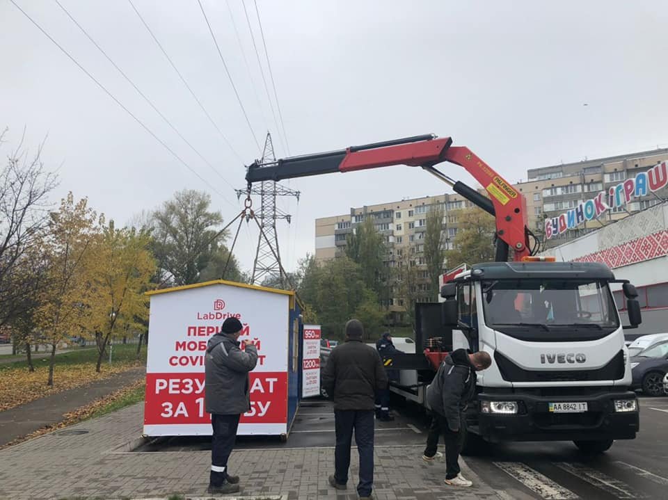 В Киеве на Виноградаре убрали нелегальный МАФ, в котором делали ПЦР-тесты на СОVID-19 2