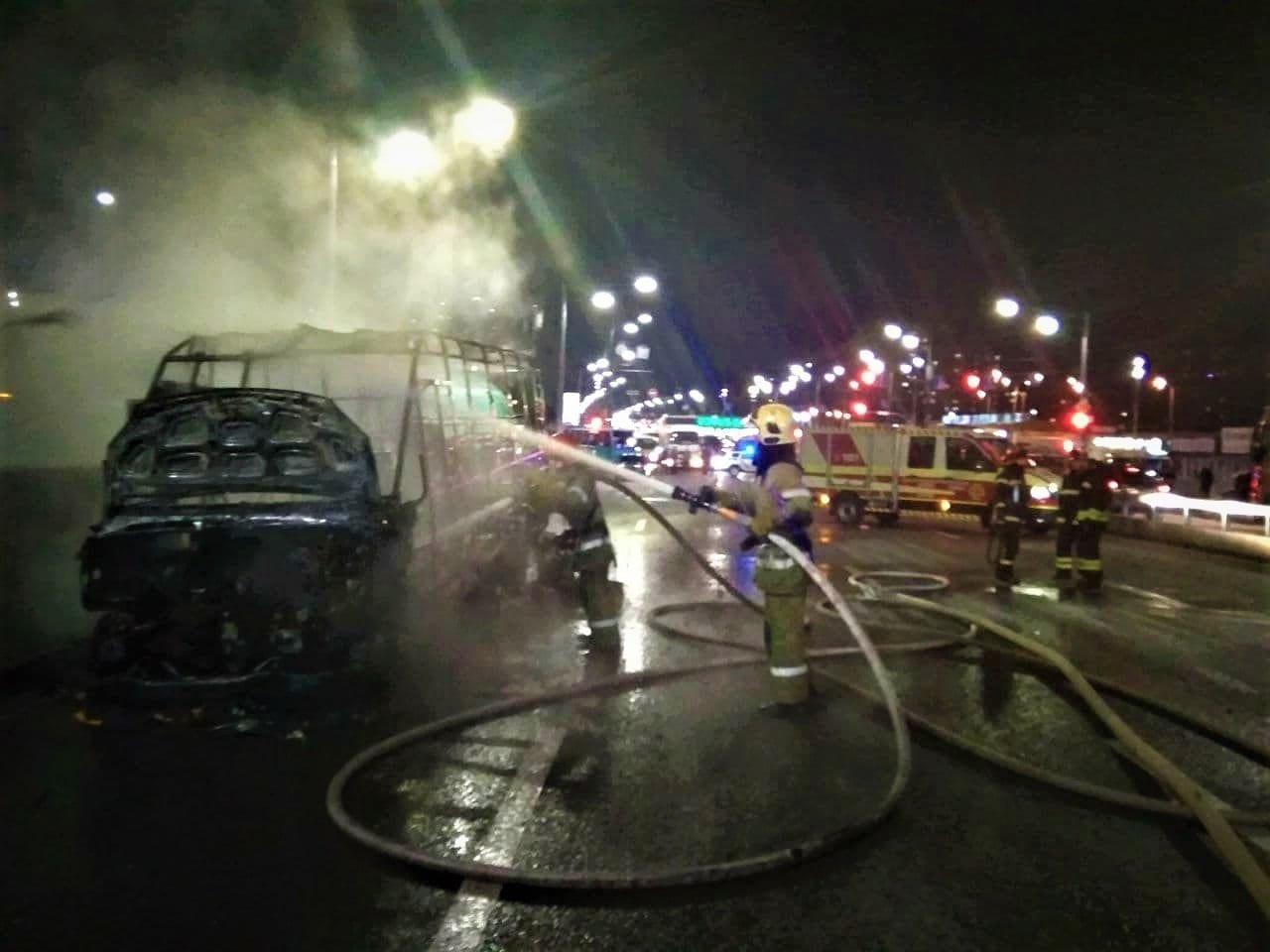 В Киеве на Академгородке дотла сгорела маршрутка 1