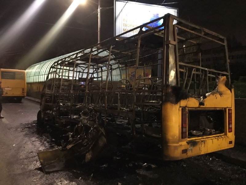В Киеве на Академгородке дотла сгорела маршрутка 2