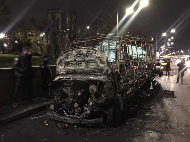 В Киеве на Академгородке дотла сгорела маршрутка 3