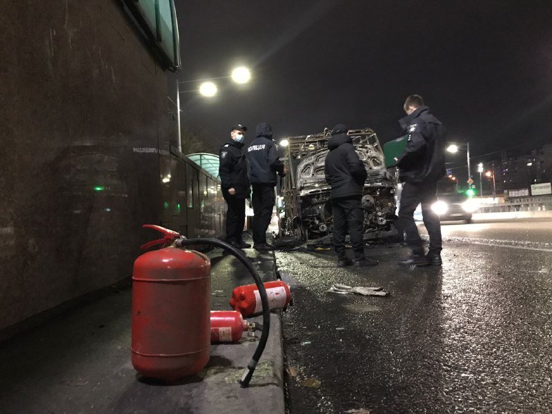 В Киеве на Академгородке дотла сгорела маршрутка 6