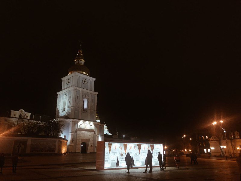 В Киеве на Михайловской площади установили стенд с шокирующими экспонатами и историями о домашнем насилии 1