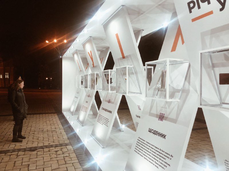 В Киеве на Михайловской площади установили стенд с шокирующими экспонатами и историями о домашнем насилии 4