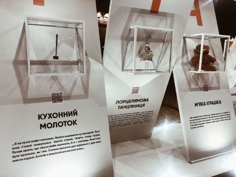 В Киеве на Михайловской площади установили стенд с шокирующими экспонатами и историями о домашнем насилии 5