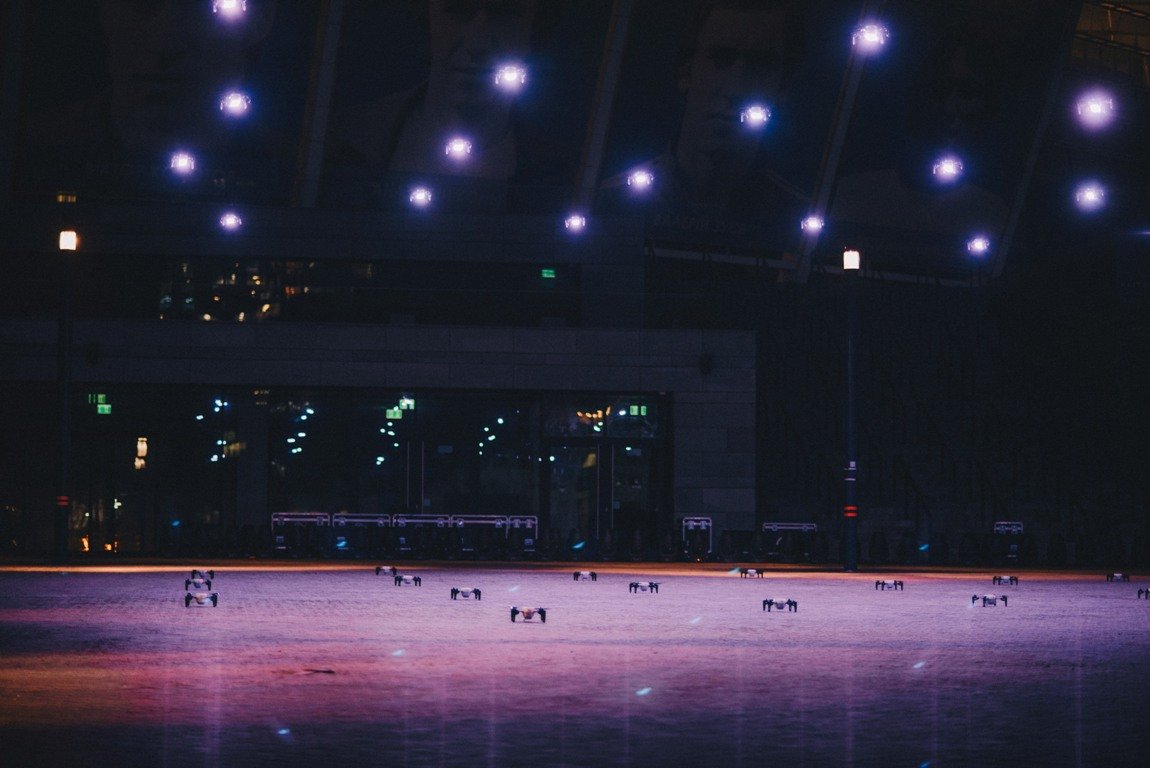 В Киеве в небе над Олимпийским появились светящиеся легкие: что это было 1