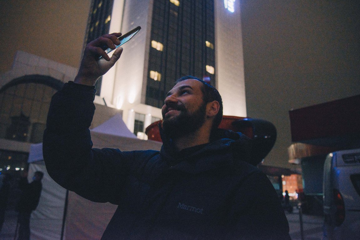 В Киеве в небе над Олимпийским появились светящиеся легкие: что это было 2