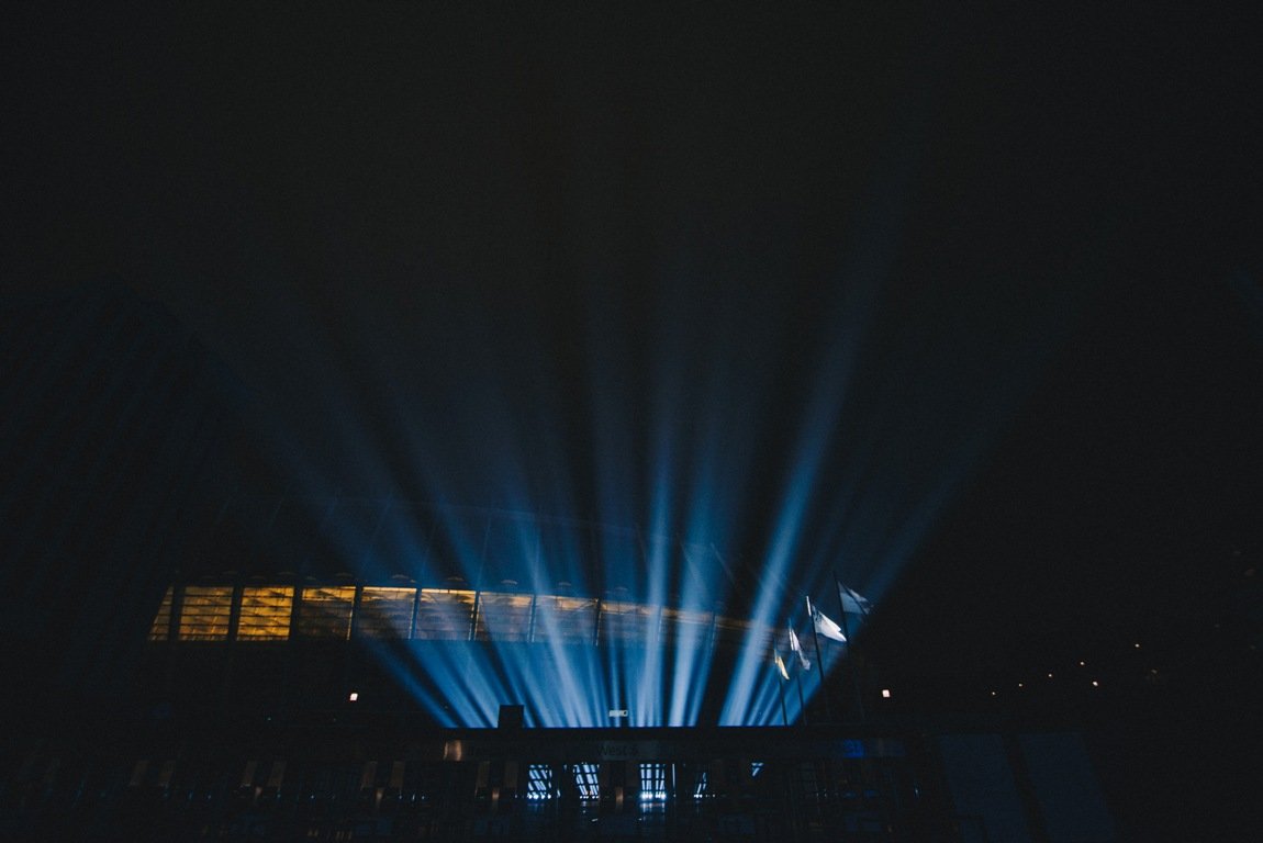 В Киеве в небе над Олимпийским появились светящиеся легкие: что это было 4