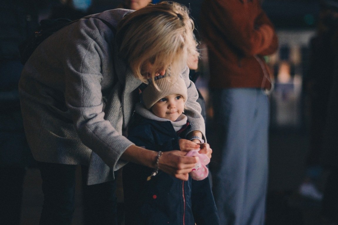 В Киеве в небе над Олимпийским появились светящиеся легкие: что это было 6