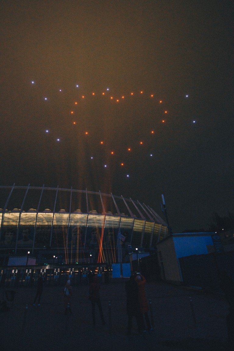 В Киеве в небе над Олимпийским появились светящиеся легкие: что это было 7