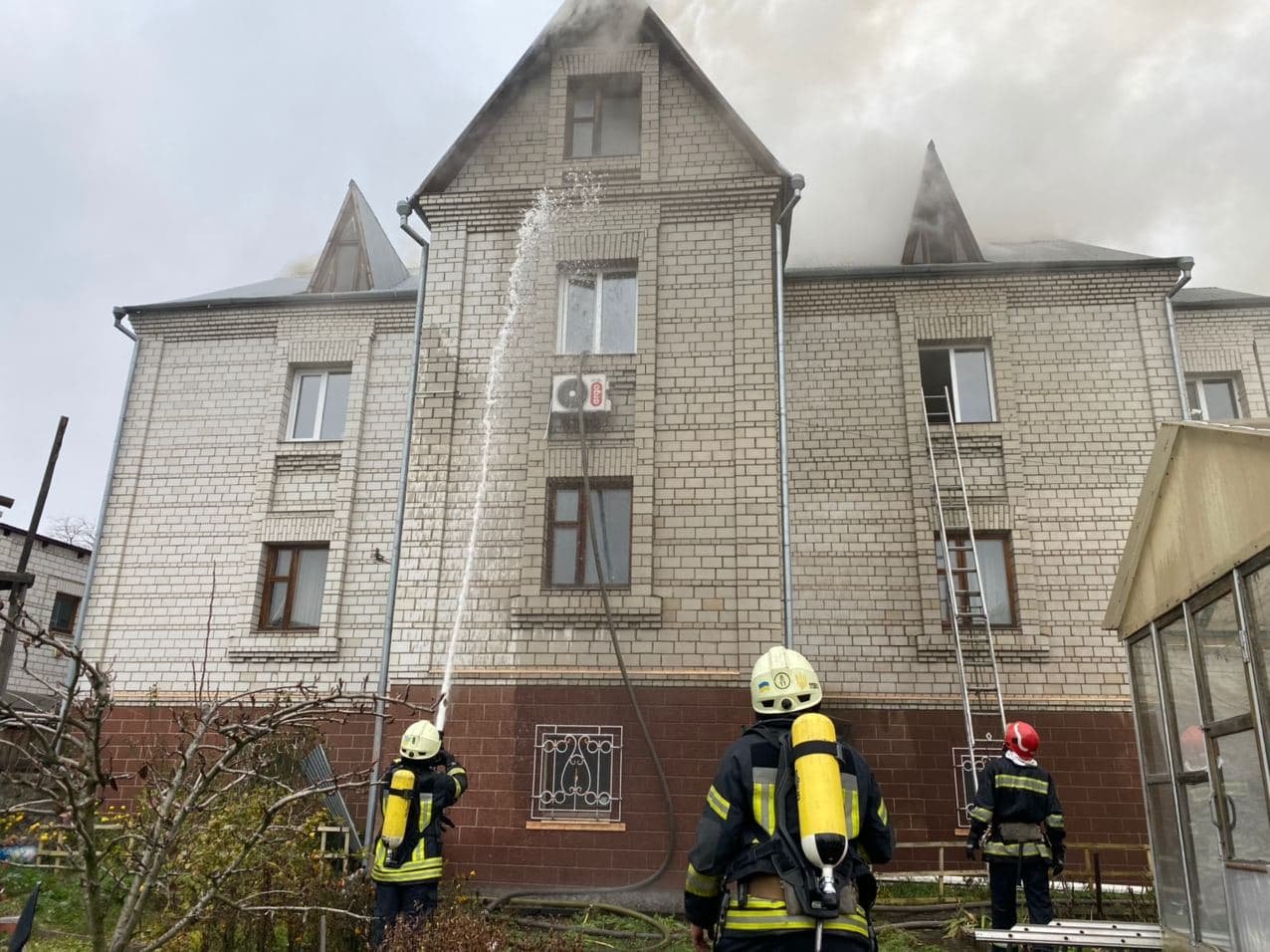 В Соломенском районе Киева горел трехэтажный дом 2