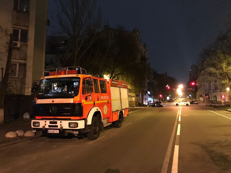 В Киеве посреди улицы мусоровоз продавил под собой асфальт и провалился 1