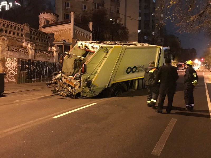 В Киеве посреди улицы мусоровоз продавил под собой асфальт и провалился 2