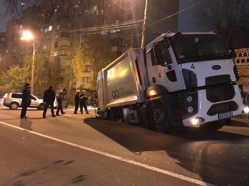 В Киеве посреди улицы мусоровоз продавил под собой асфальт и провалился 3