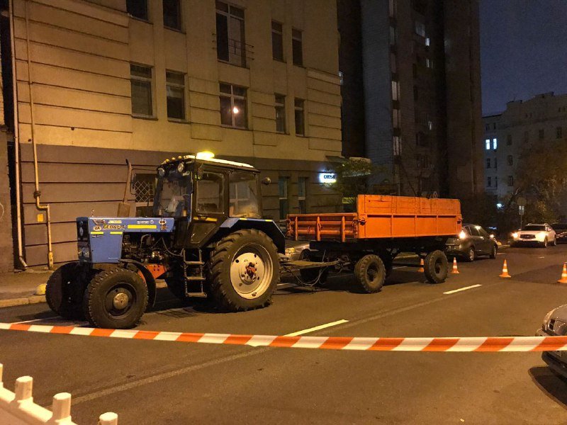 В Киеве посреди улицы мусоровоз продавил под собой асфальт и провалился 5