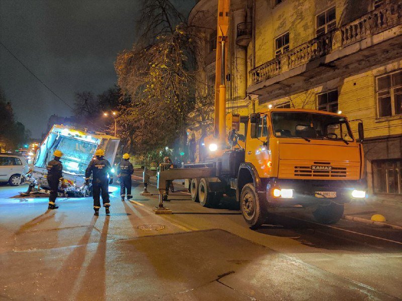 В Киеве посреди улицы мусоровоз продавил под собой асфальт и провалился 6