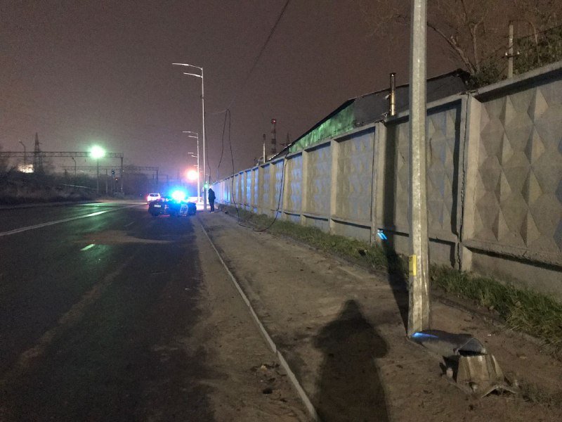 В Киеве такси Bolt влетело в столб 1