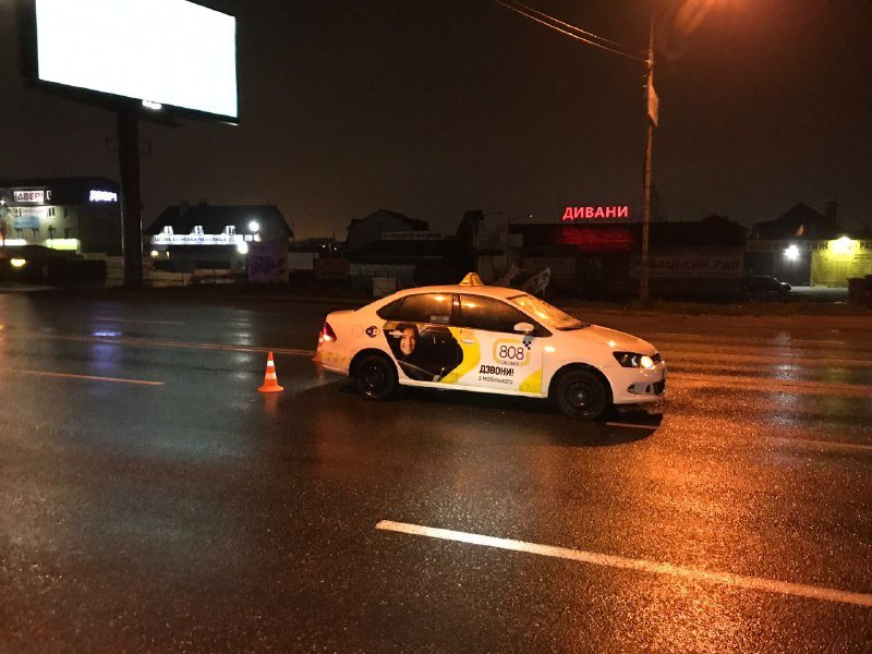 В Киеве на Кольцевой дороге Volkswagen сбил мужчину 2