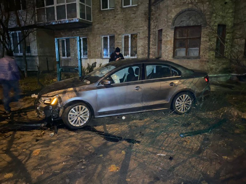 В Киеве на Соломенке пьяный водитель Volkswagen снес забор жилого дома 1