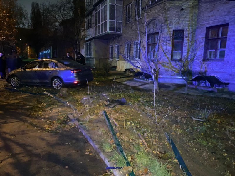 В Киеве на Соломенке пьяный водитель Volkswagen снес забор жилого дома 2