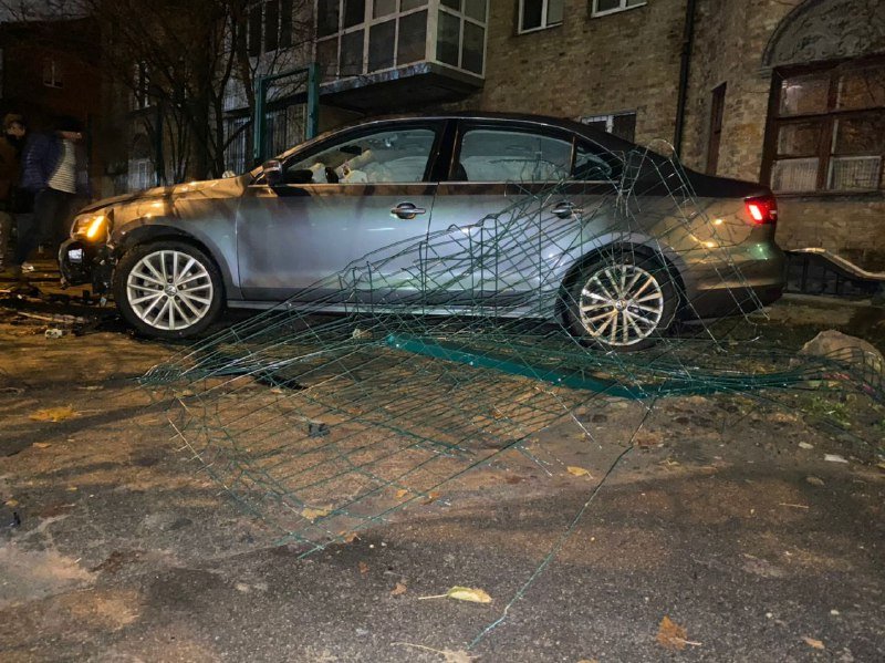 В Киеве на Соломенке пьяный водитель Volkswagen снес забор жилого дома 3
