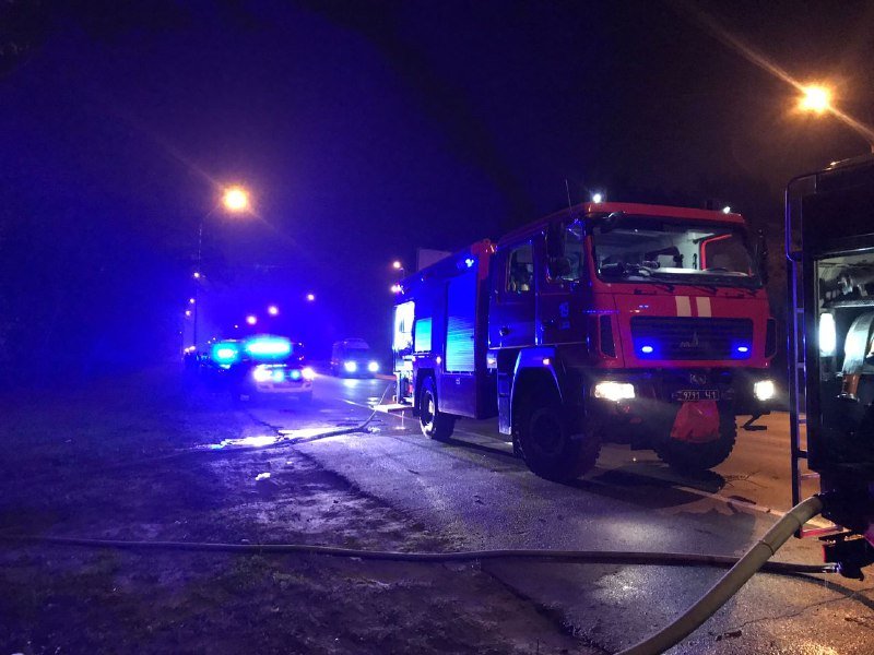 В Киеве на Броварском проспекте Mazda вылетела в кювет и загорелась 1