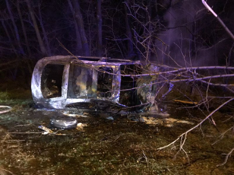 В Киеве на Броварском проспекте Mazda вылетела в кювет и загорелась 2