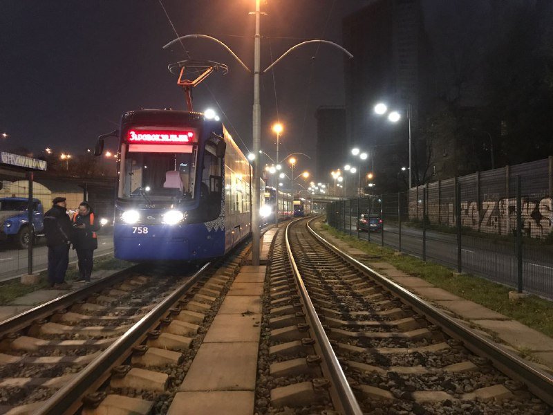 В Киеве микроавтобус влетел в забор и перевернулся на рельсах скоростного трамвая 1
