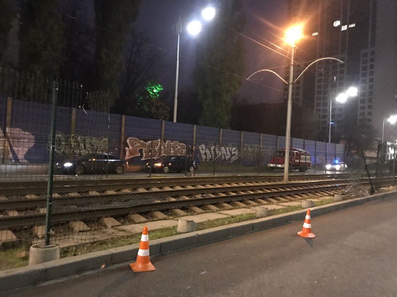 В Киеве микроавтобус влетел в забор и перевернулся на рельсах скоростного трамвая 2