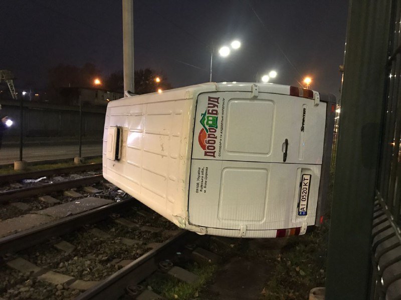 В Киеве микроавтобус влетел в забор и перевернулся на рельсах скоростного трамвая 3