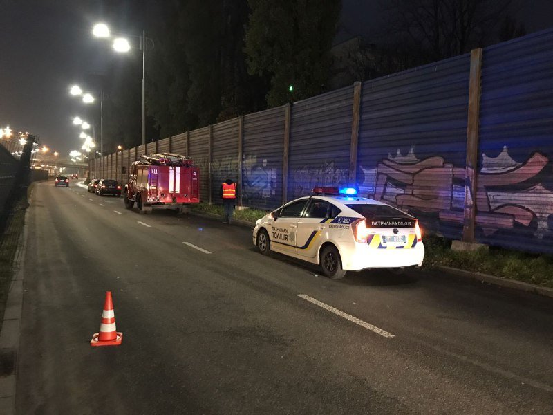 В Киеве микроавтобус влетел в забор и перевернулся на рельсах скоростного трамвая 4