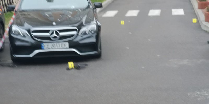 В Киеве на Позняках из автомата обстреляли Mercedes 3