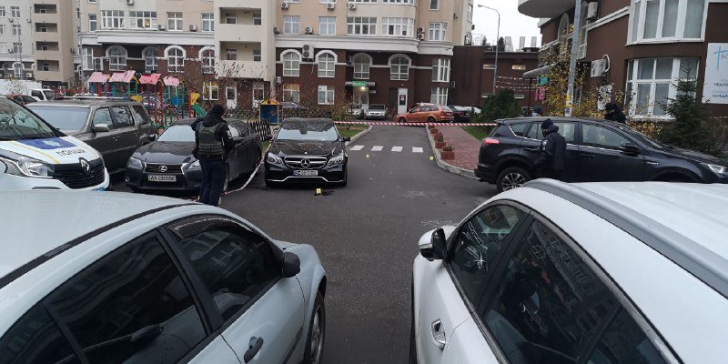 В Киеве на Позняках из автомата обстреляли Mercedes 4